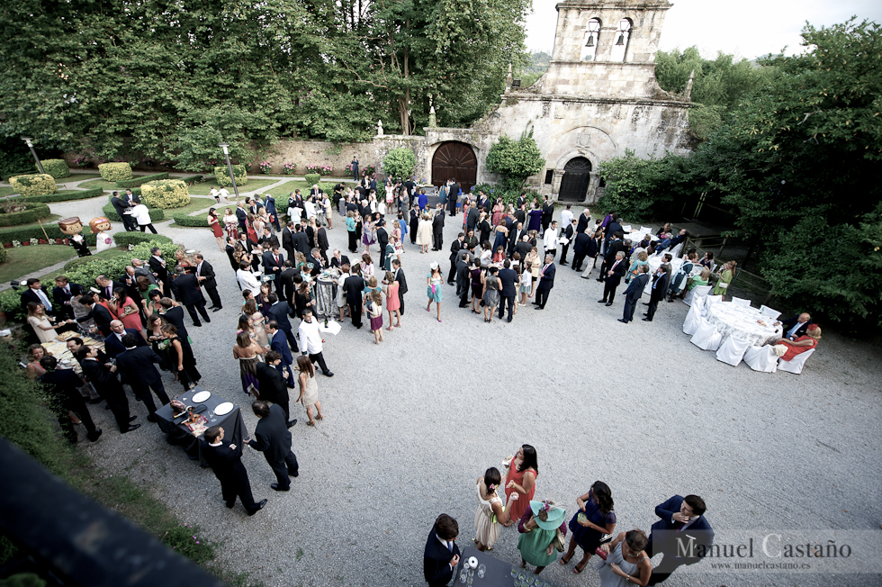 Celebración de boda frente a la capilla de la Hostería de Castañeda