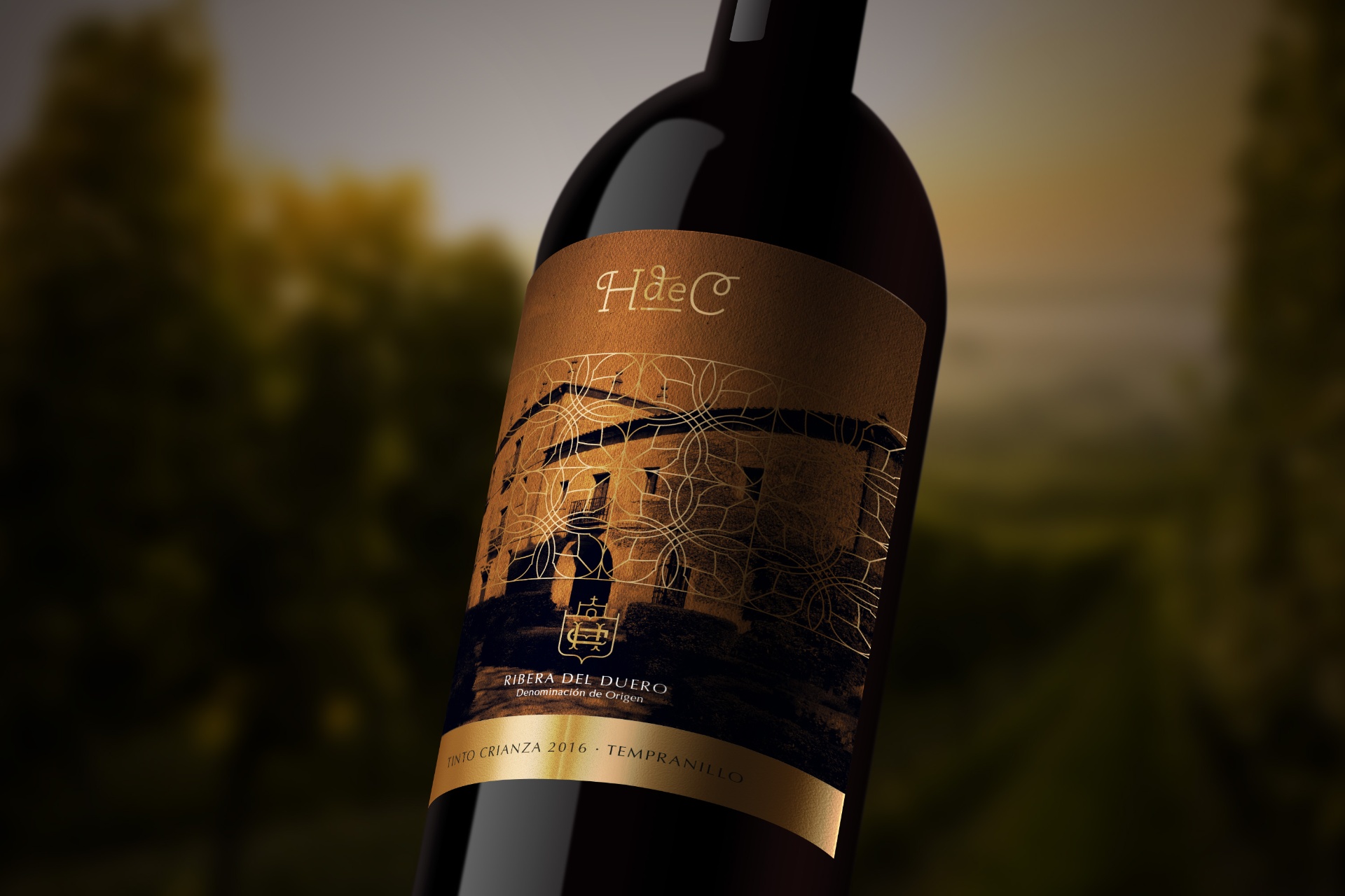 Botella HdeC Rivera sobre fondo de viñedo