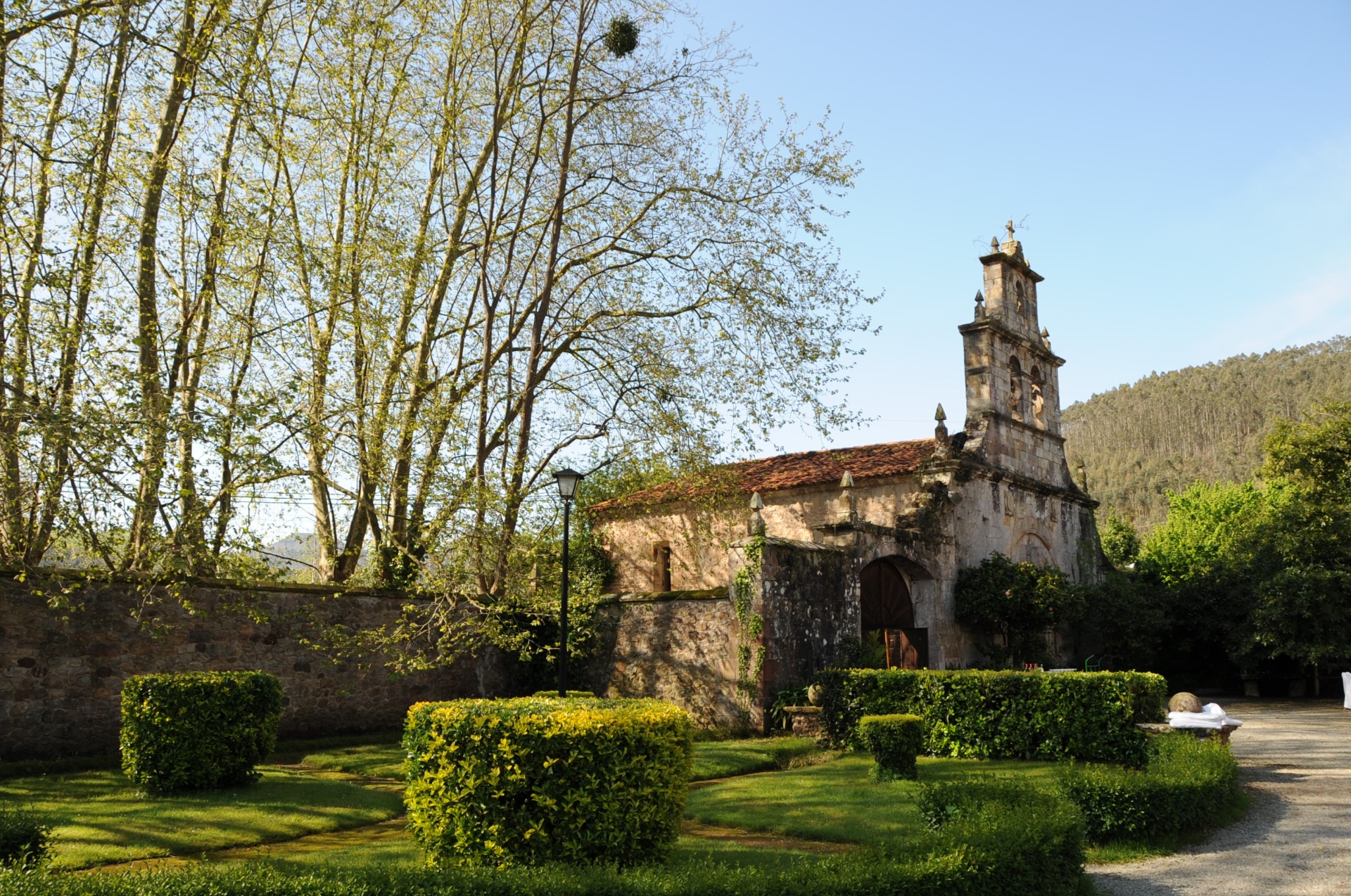 Capilla histórica de piedra en la finca de la Hostería de Castañeda